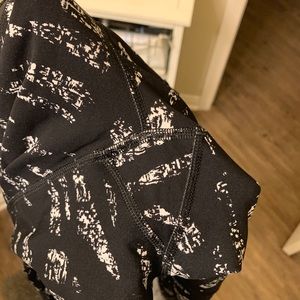 Lululemon size 4 mid rise luxtreme mesh leggings